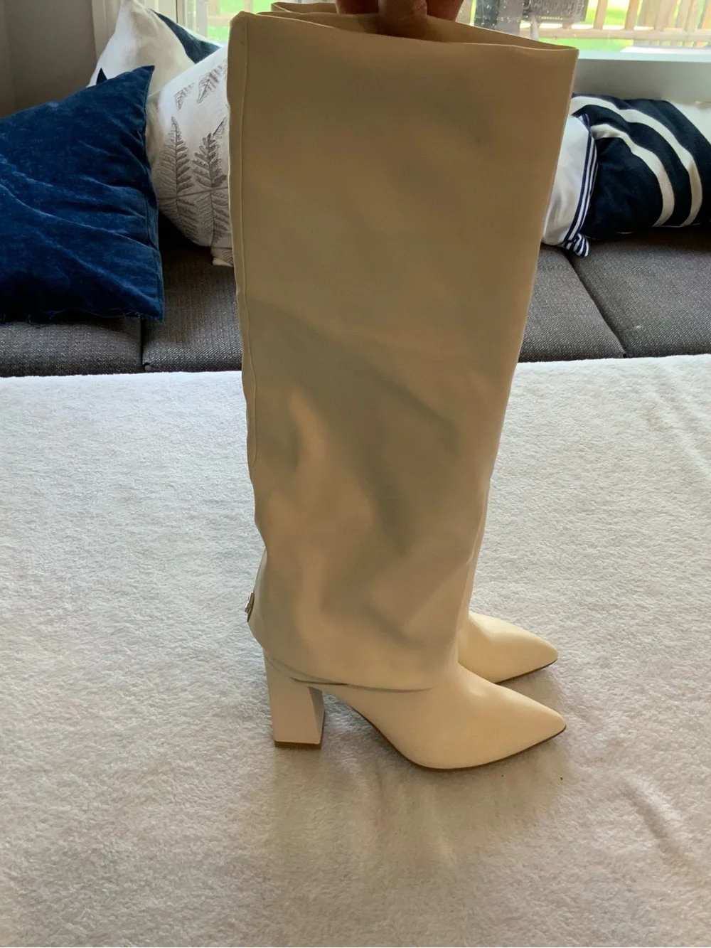 Women’s Knee-High Pointed Toe Boots white new Macys size 5.5. SKU 3195